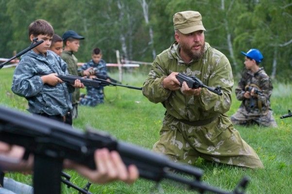 Воспитанники «Богатырской заставы» с инструктором.