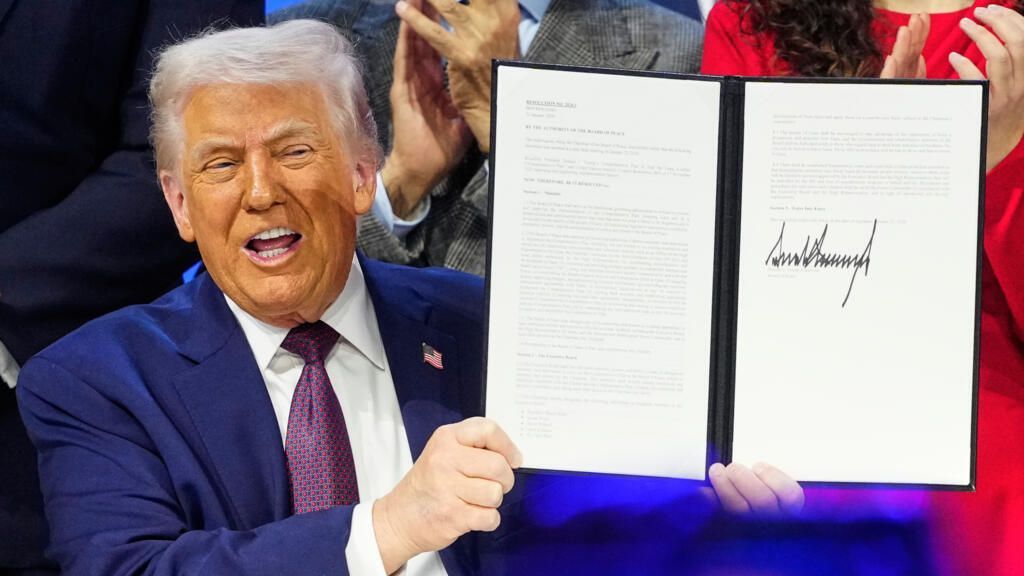 Дональд Трамп подписывает устав «Совета мира», январь 2026 года