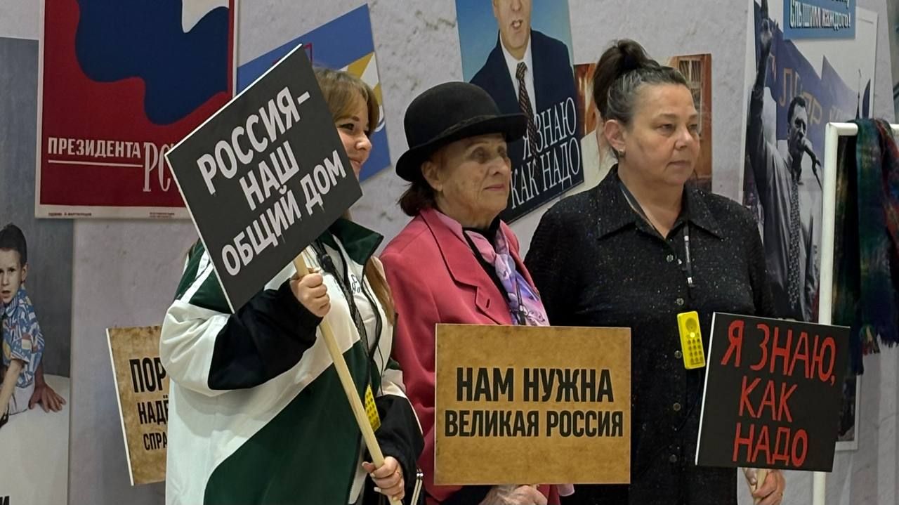 Посетителям выставки в честь 80-летия Владимира Жириновского в московском “Манеже” предлагали сфотографироваться с цитатами лидера ЛДПР