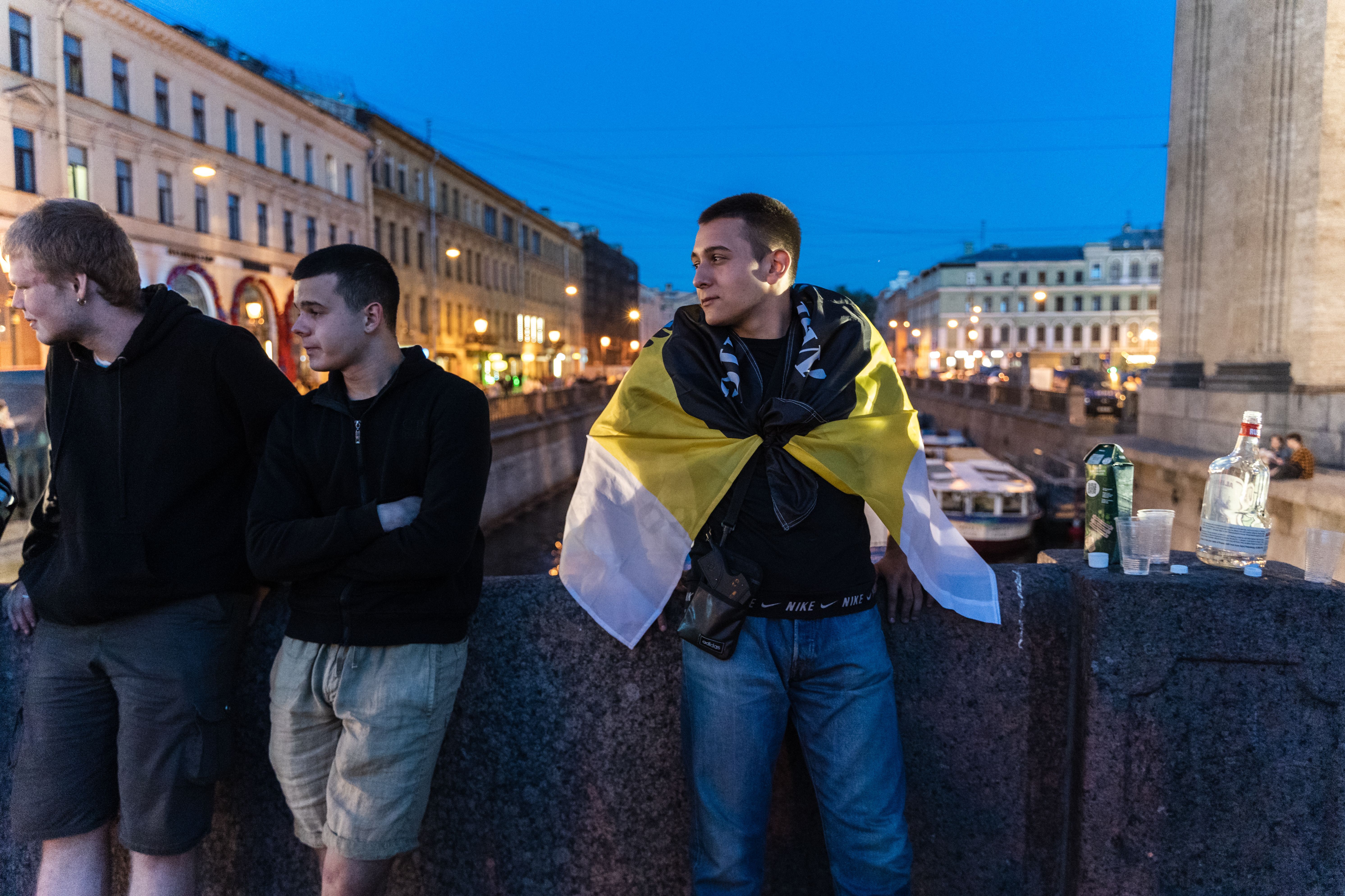 Молодой человек с флагом имперской России