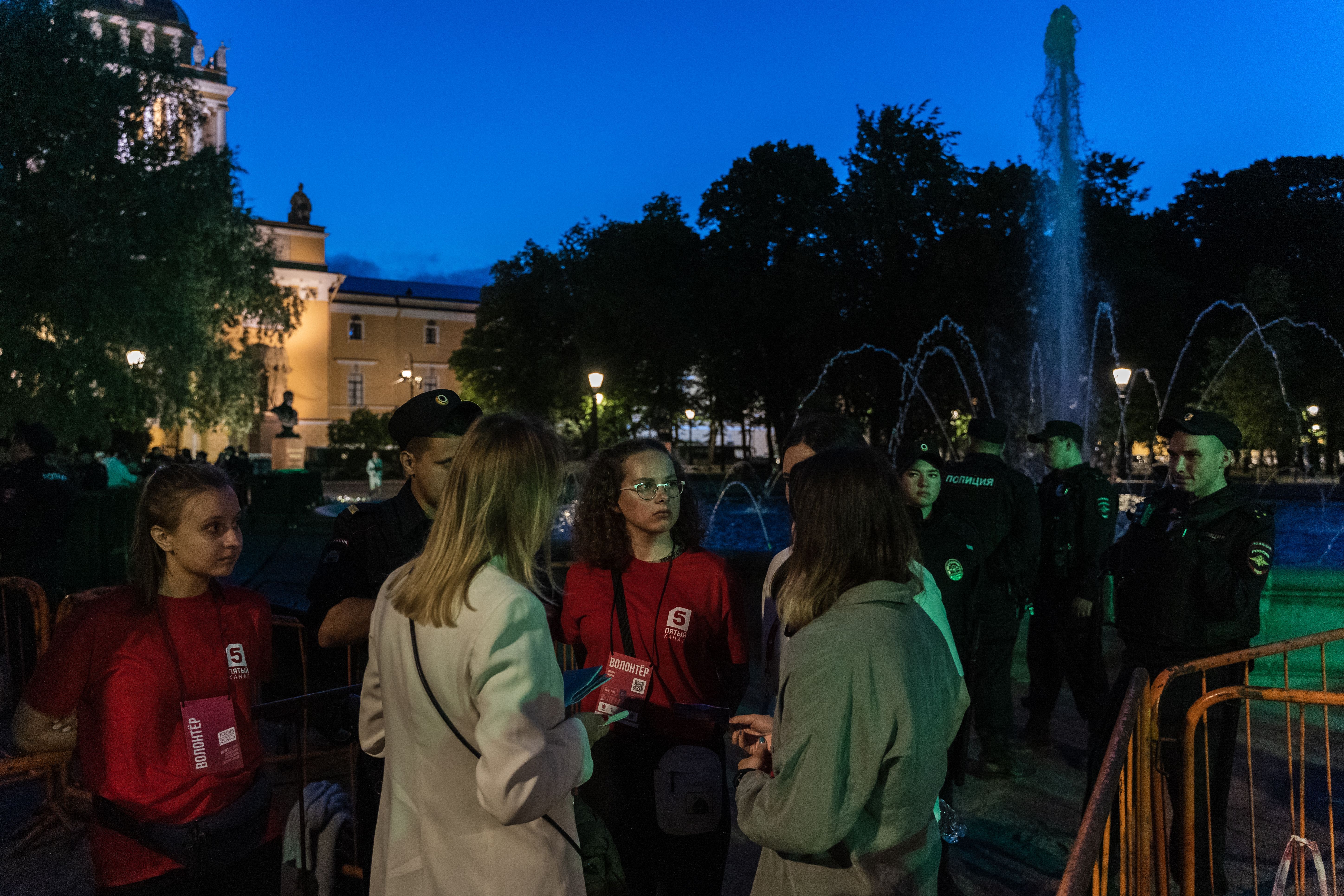 Волонтер_ки и полиция у перекрытого фонтана Адмиралтейства