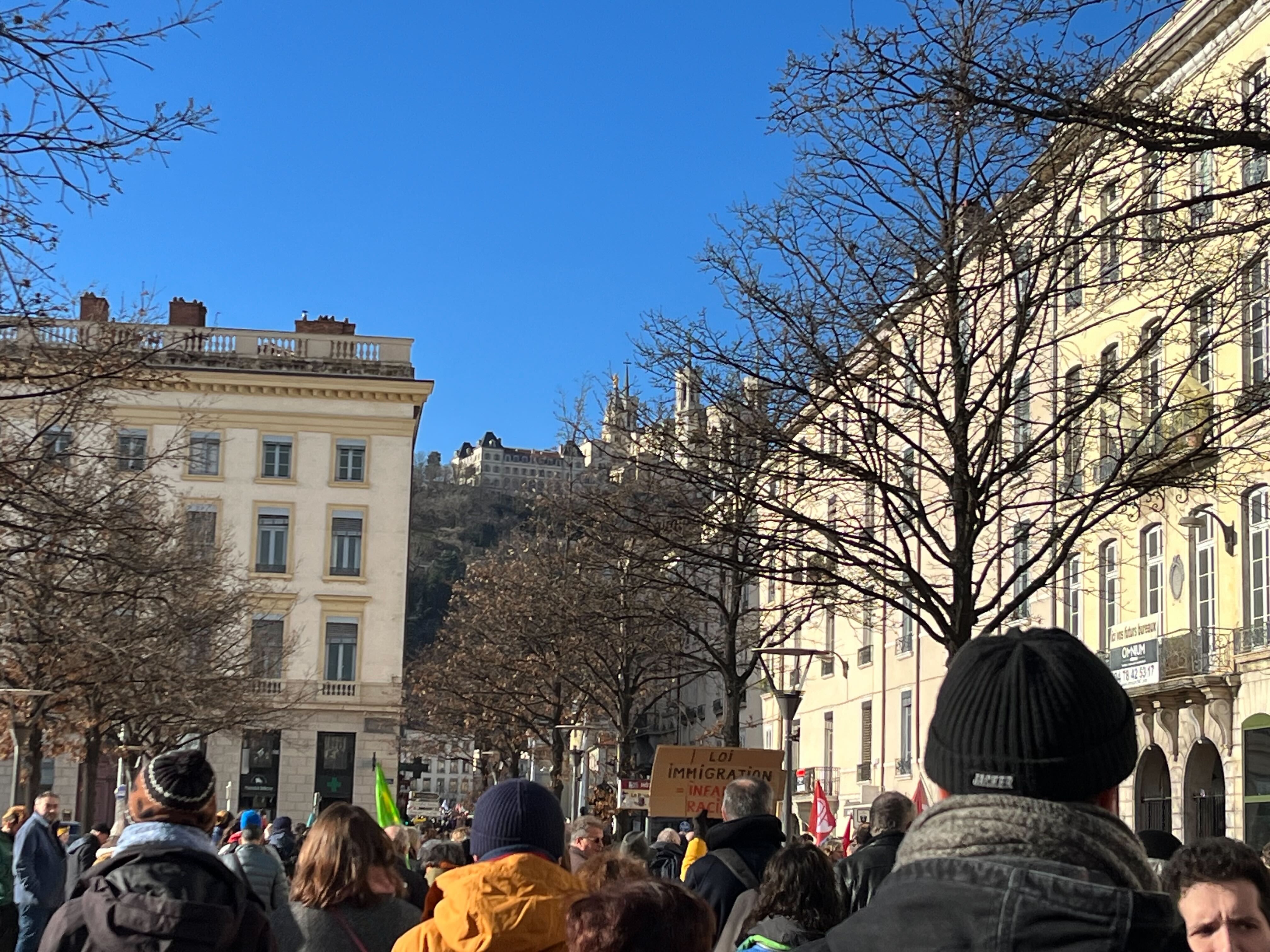 Колонна протестующих начинает движение с площади Белькур в Лионе